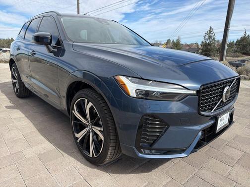 2024 Volvo XC60 B5 Ultimate Dark Theme