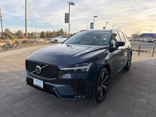 2024 Volvo XC60 B5 Ultimate Dark Theme