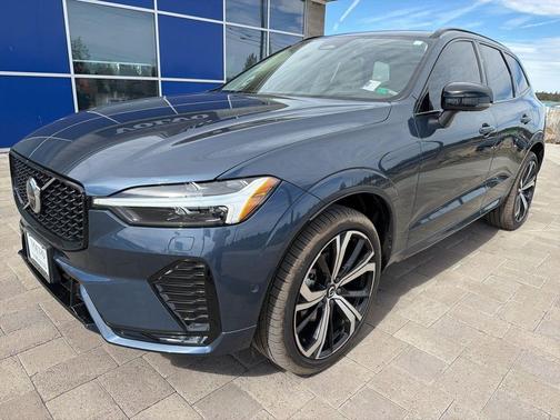 2024 Volvo XC60 B5 Ultimate Dark Theme