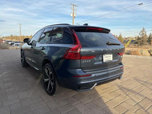 2024 Volvo XC60 B5 Ultimate Dark Theme