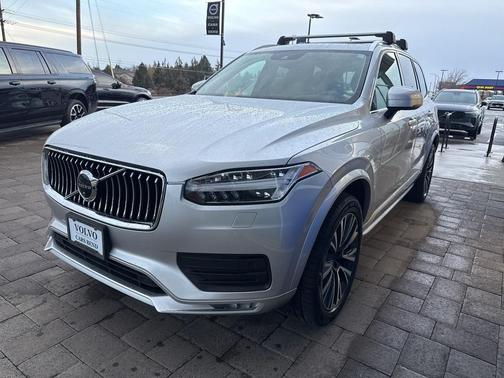 2022 Volvo XC90 T6 Momentum