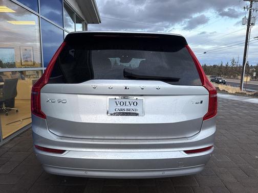 2022 Volvo XC90 T6 Momentum