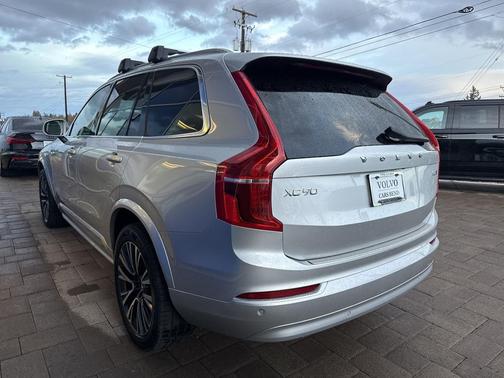 2022 Volvo XC90 T6 Momentum