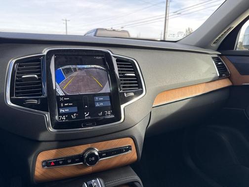 2022 Volvo XC90 T6 Momentum