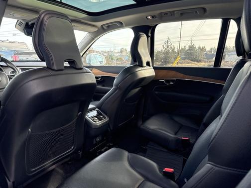 2022 Volvo XC90 T6 Momentum