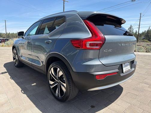 Thunder Grey Metallic 2023 Volvo XC40 B5 Ultimate Bright Theme