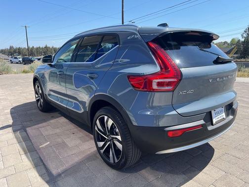 Thunder Grey Metallic 2023 Volvo XC40 B5 Ultimate Bright Theme