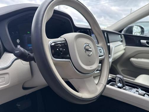 2023 Volvo XC60 Recharge Plug-In Hybrid T8 Plus Bright Theme