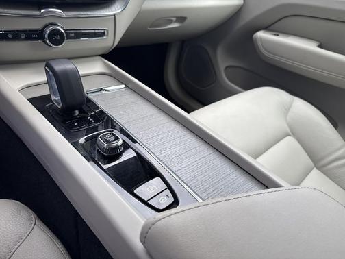 2023 Volvo XC60 Recharge Plug-In Hybrid T8 Plus Bright Theme