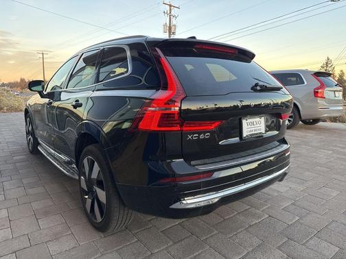 2023 Volvo XC60 Recharge Plug-In Hybrid T8 Plus Bright Theme