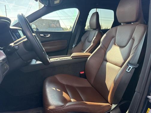 2023 Volvo XC60 B5 Plus Dark Theme