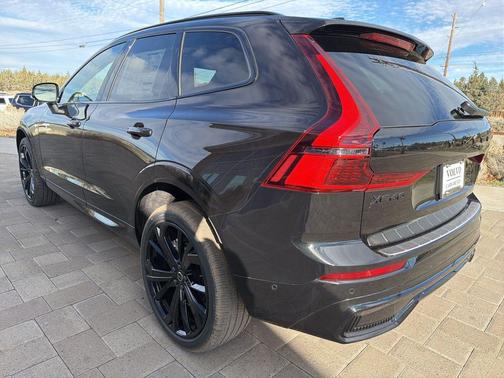 Onyx Black Metallic 2026 Volvo XC60 B5 Ultra Black Edition