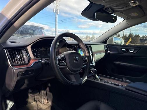 2021 Volvo S60 T6 Momentum