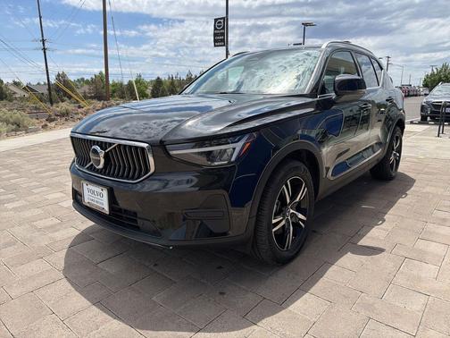 2025 Volvo XC40 B5 Core Bright Theme