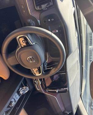 2023 Volvo XC60 Recharge Plug-In Hybrid T8 Ultimate Dark Theme