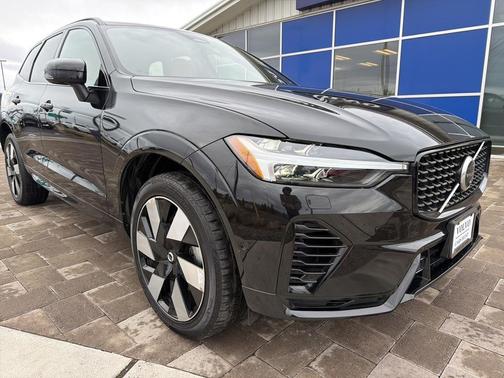 2023 Volvo XC60 Recharge Plug-In Hybrid T8 Ultimate Dark Theme