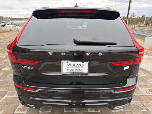 2023 Volvo XC60 Recharge Plug-In Hybrid T8 Ultimate Dark Theme