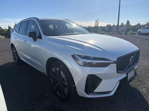 Crystal White Metallic 2026 Volvo XC60 B5 Plus