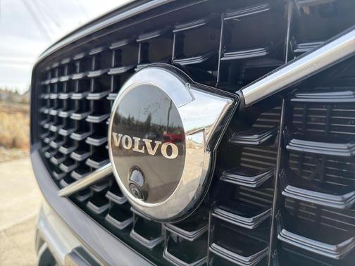 2023 Volvo XC60 B5 Plus Dark Theme