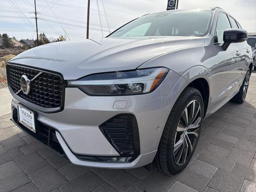 2023 Volvo XC60 B5 Plus Dark Theme