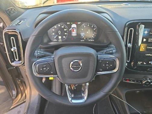 2022 Volvo XC40 T5 R-Design