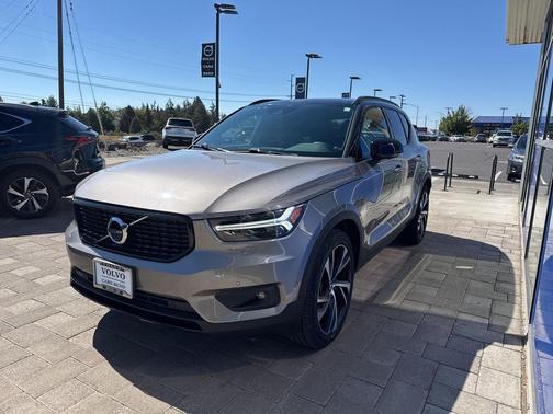 2022 Volvo XC40 T5 R-Design