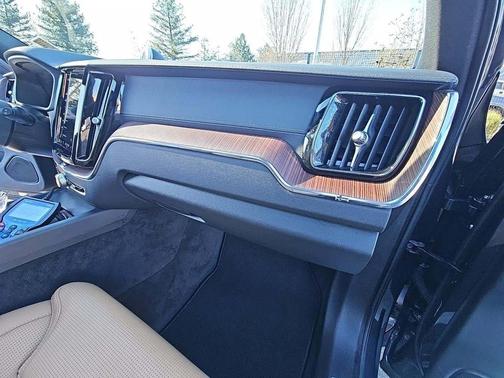 2024 Volvo XC60 Recharge Plug-In Hybrid T8 Ultimate Dark Theme