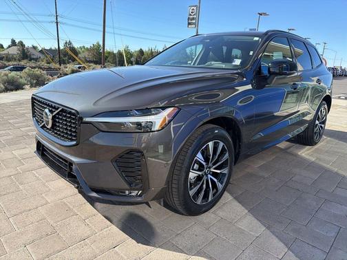 Platinum Grey Metallic 2025 Volvo XC60 B5 Plus