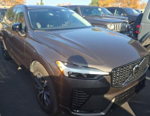 Platinum Grey Metallic 2025 Volvo XC60 B5 Plus