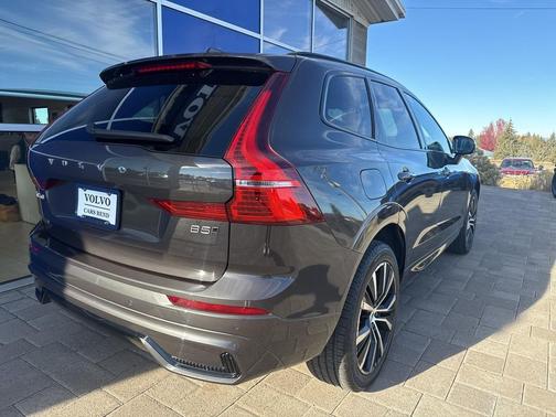 2023 Volvo XC60 B5 Plus Dark Theme