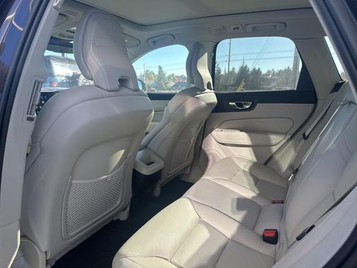 2023 Volvo XC60 B5 Plus Dark Theme