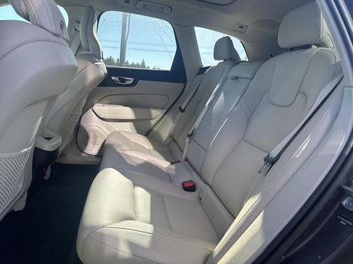 2023 Volvo XC60 B5 Plus Dark Theme