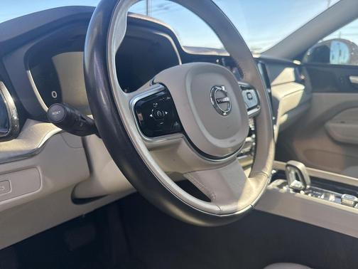 2023 Volvo XC60 B5 Plus Dark Theme