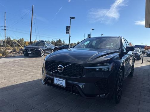 2023 Volvo XC60 B5 Plus Dark Theme