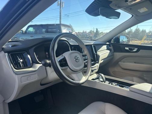 2023 Volvo XC60 B5 Plus Dark Theme