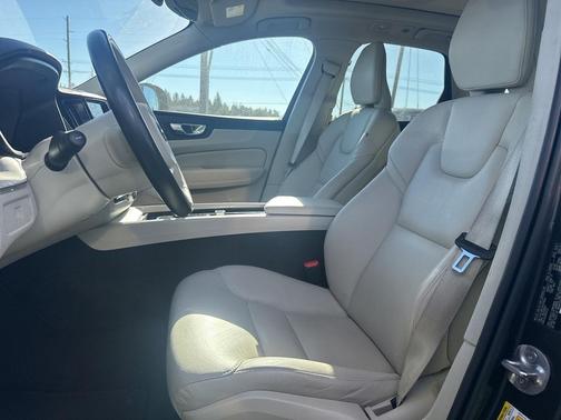 2023 Volvo XC60 B5 Plus Dark Theme