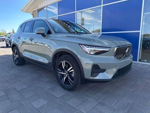 2025 Volvo XC40 B5 Core Bright Theme
