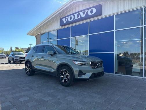 2025 Volvo XC40 B5 Core Bright Theme