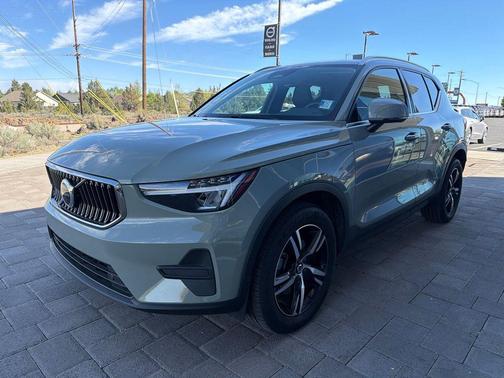 2025 Volvo XC40 B5 Core Bright Theme