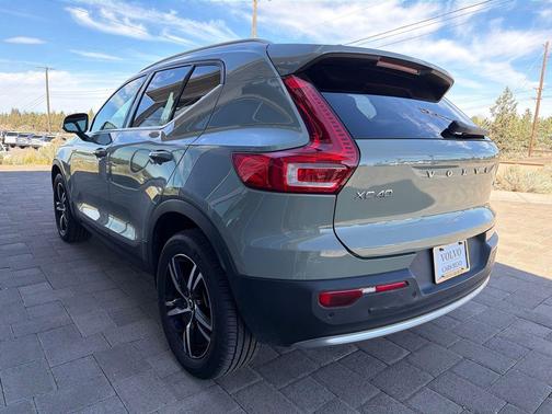 2025 Volvo XC40 B5 Core Bright Theme