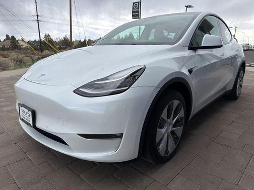 Pearl White Multi-Coat 2022 Tesla Model Y Long Range Dual Motor All-Wheel Drive