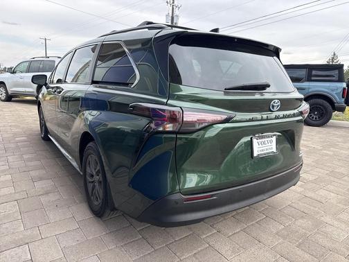 2023 Toyota Sienna XLE 8 Passenger