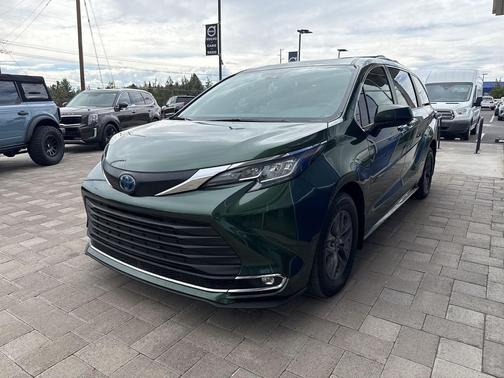 2023 Toyota Sienna XLE 8 Passenger