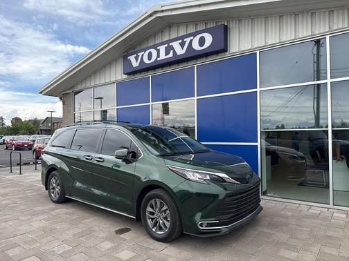 2023 Toyota Sienna XLE 8 Passenger