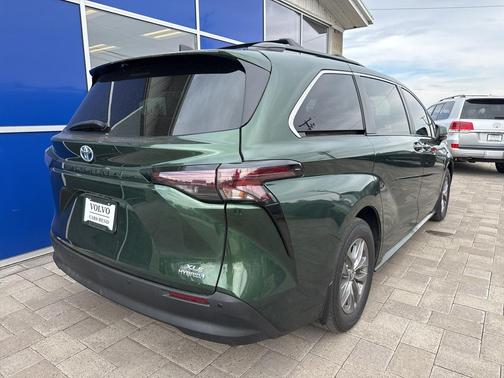 2023 Toyota Sienna XLE 8 Passenger