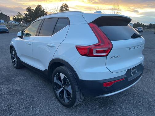 2025 Volvo XC40 B5 Plus Bright Theme