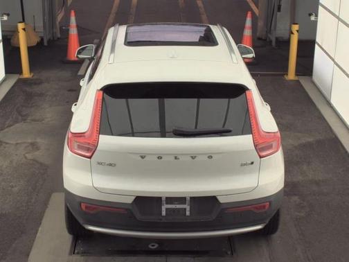 2025 Volvo XC40 B5 Plus Bright Theme