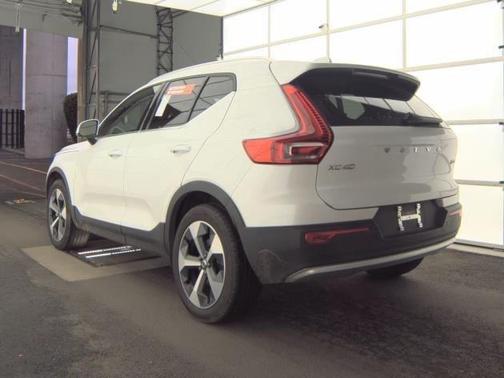 2025 Volvo XC40 B5 Plus Bright Theme