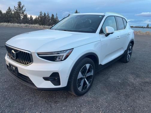 2025 Volvo XC40 B5 Plus Bright Theme
