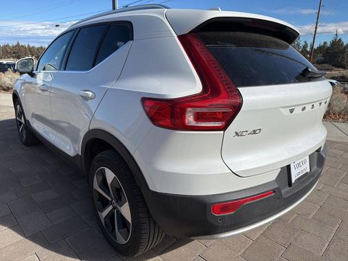 2025 Volvo XC40 B5 Plus Bright Theme